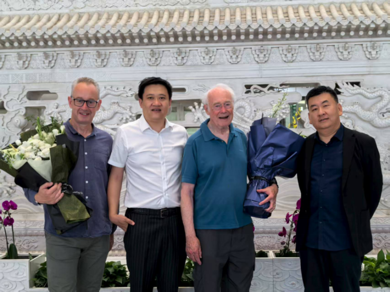 诺奖得主马丁爵士昨日受邀抵京，祝贺中国人民抗日战争胜利80周年